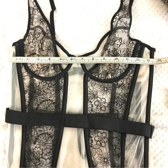 VS Victoria's Secret Lace Merrywidow Garter Corset top M/L - Picture 9 of 10